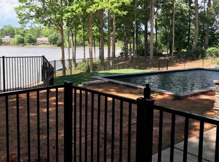 Aluminum vs Vinyl Pool Fencing: Why Aluminum Wins